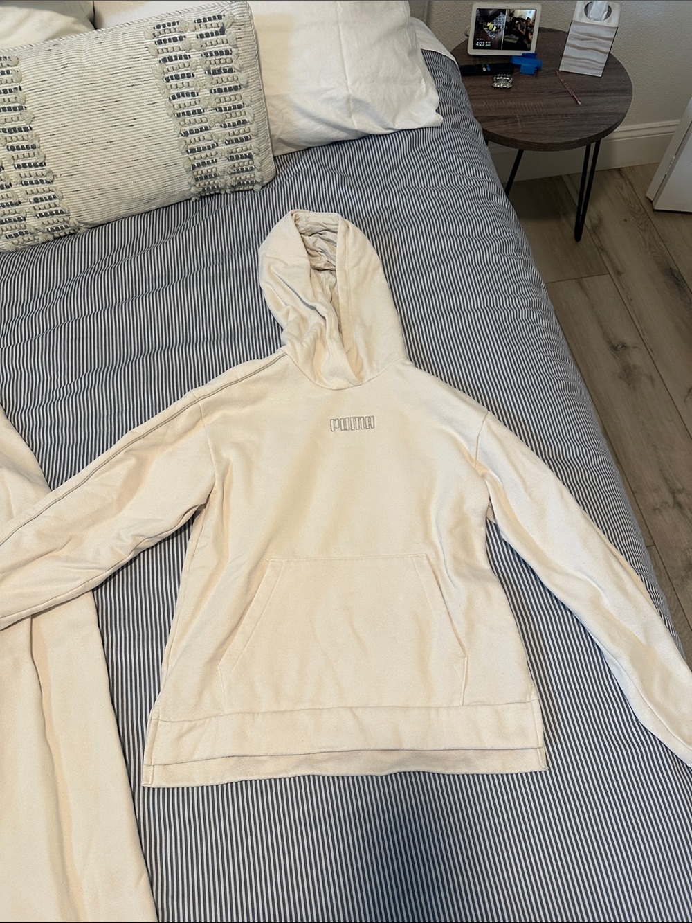 Set Puma Cream Hoodie and sweat pant Size Small Like New